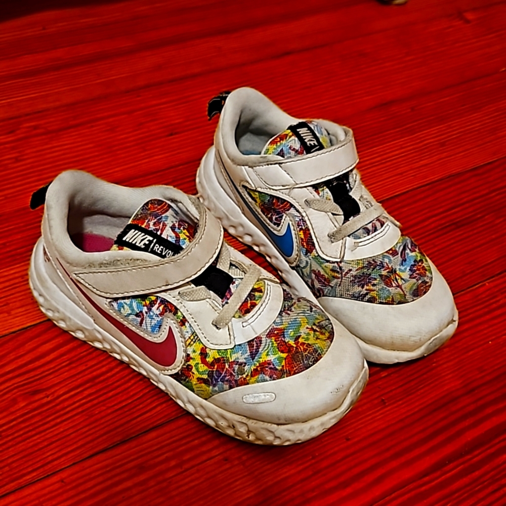 Nike revolution 10c super cute tons of life left